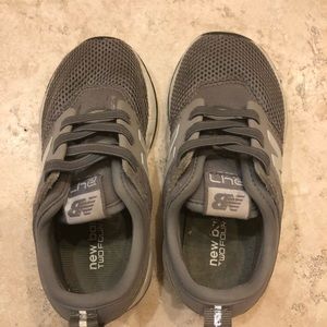 New Balance sneakers in gray for toddler boys